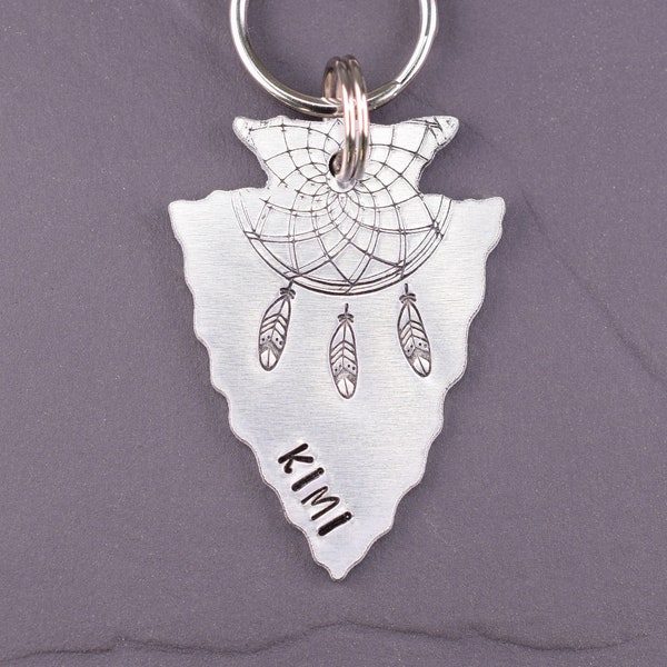 Étiquette de chien Arrowhead, étiquette de chien Dream Catcher personnalisée, nom de chien et étiquettes d'identification, étiquettes de chien personnalisées pour chiens, étiquette d'animal de compagnie de flèche estampillée avec des plumes