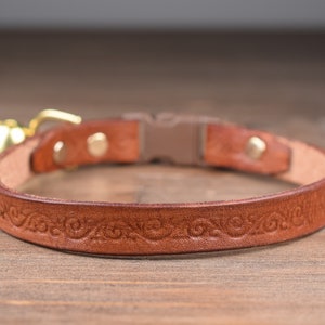 Katzenhalsband aus Leder, braunes Lederhalsband für Katzen, individuelles Halsband für Katzen mit Namen, individuelles Zugstopphalsband mit Glocke