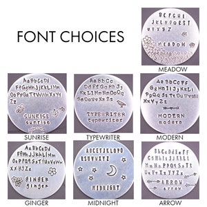 Puede incluir: Imagen que muestra seis opciones de fuentes para art&iacute;culos personalizados. Cada fuente se muestra en un disco met&aacute;lico circular, con el nombre de la fuente y una muestra del alfabeto. Las fuentes incluyen Meadow, Sunrise, Typewriter, Modern, Ginger, Midnight y Arrow.