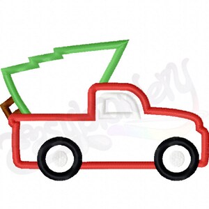 Peut inclure: Un camion jouet rouge avec un arbre vert à l'arrière. Le camion a des roues noires et une cabine blanche.