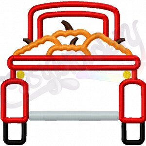 Peut inclure: Un camion rouge avec une benne pleine de citrouilles orange. Le camion a des roues noires et des phares jaunes.