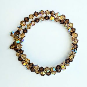 Topaz Glas Memory Wire Armband mit zwei runden Perlenanhänger