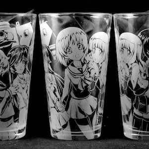 Może przedstawiać: Trzy przezroczyste szklane szklanki do piwa z grawerowanymi wzorami postaci z anime. Szklanki przedstawiają czarno-białe ilustracje postaci kobiecych o różnych fryzurach i strojach.