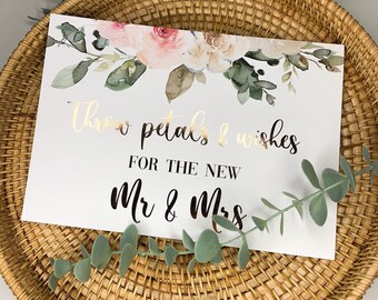 Bruiloftbord met bloemen confetti gooien, meneer en mevrouw, locatiedecor