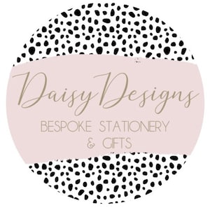 Peut inclure: Un cercle rose et blanc avec des pois noirs. Le texte "Daisy Designs" est écrit en écriture dorée. Sous le texte, on trouve "BESPOKE STATIONERY & GIFTS" en lettres dorées.