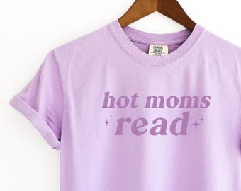Hot Moms Read Tshirt | hot girls | read | books | bookworm | booktok | bookstagram | romantasy | fantasy | cottage core