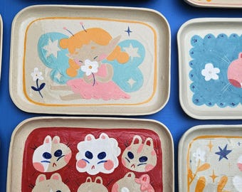 Piatto quadrato in ceramica fatto a mano: fantasiosi disegni di fate e animali