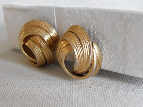 Gold Texture Round Double Loop Grosse Clip On Ear… - image 3