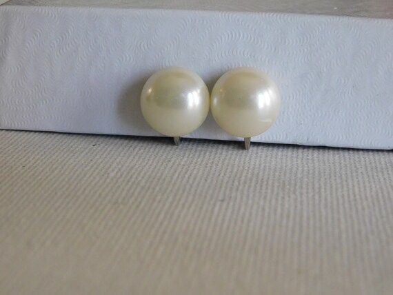 Round White Faux Pearl Sarah Coventry Clip On Ear… - image 2