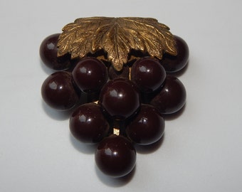 Bunch of Grapes Fur Clip Gold and Brown Plastic Bead Grape Bunch Art Deco Fur Clip