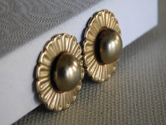 Small Gold Round Flower Earrings Clip On - image 3