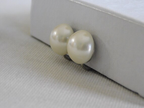 Round White Faux Pearl Sarah Coventry Clip On Ear… - image 4