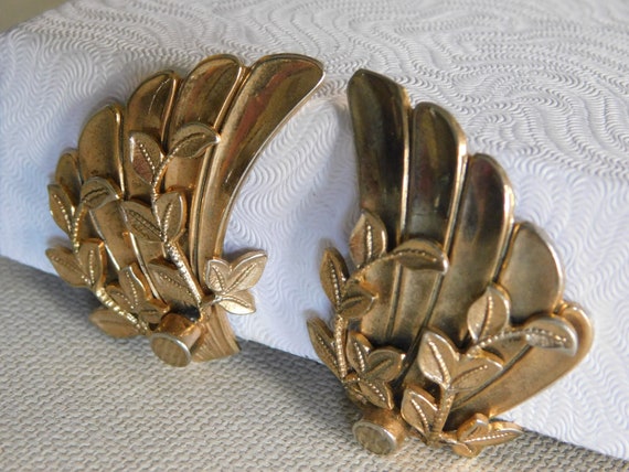Shiny Gold Wings Leaves Fanned Clip On Earrings - image 3