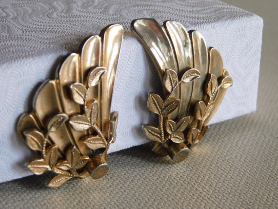 Shiny Gold Wings Leaves Fanned Clip On Earrings - image 5