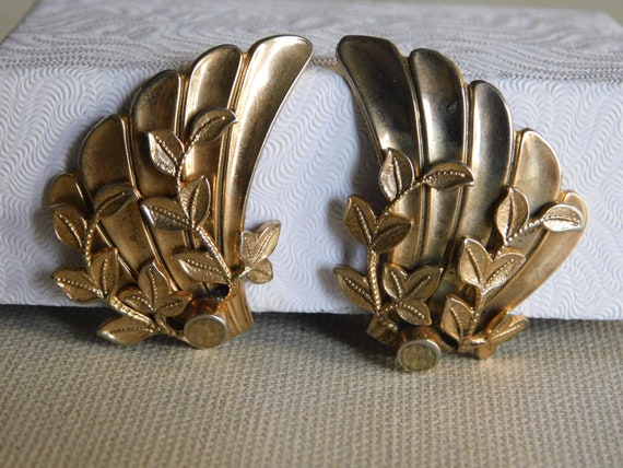 Shiny Gold Wings Leaves Fanned Clip On Earrings - image 1