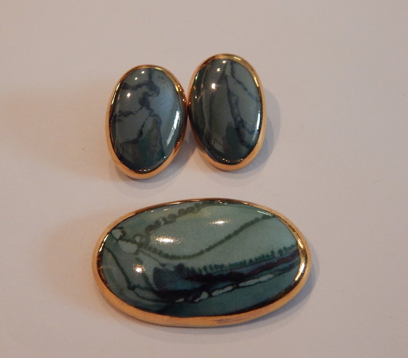 Hand Made Ceramic Gold Tone Green Swirl Oval Brooch and Earrings Set