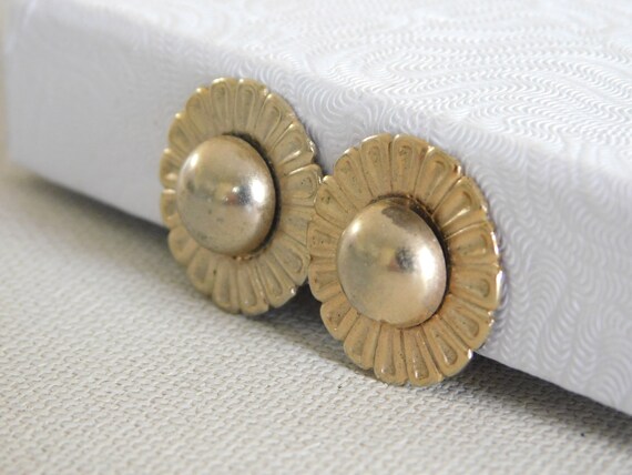 Small Gold Round Flower Earrings Clip On - image 2