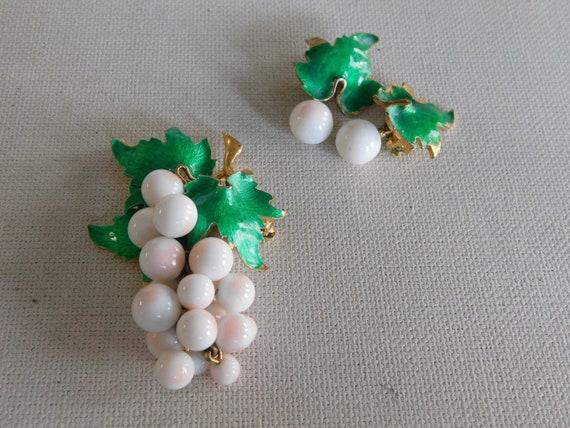 Gold Green Enamel Dangle White Red Bead Grapes Br… - image 3