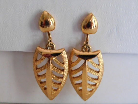 Gold Dangle Drop  Openwork V Shaped Geometric Ear… - image 3