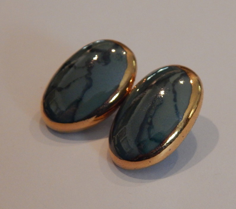Hand Made Ceramic Gold Tone Green Swirl Oval Brooch and Earrings Set