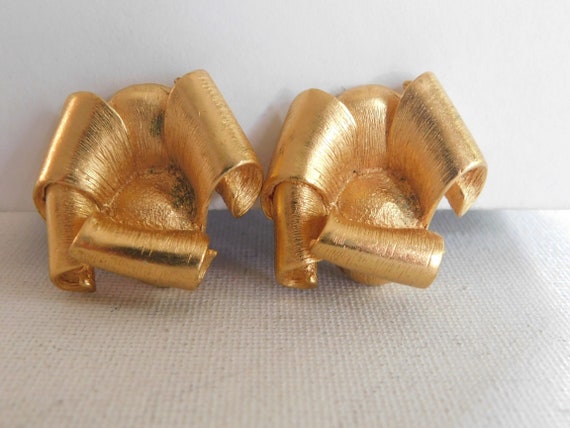 Pin's Collector ESCADA – Margaretha Ley – Doré – Métal – Occasion – Bijou Parfum – Vintage