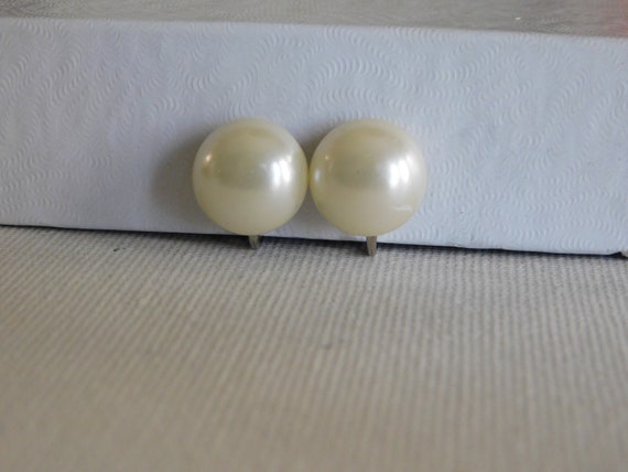 Round White Faux Pearl Sarah Coventry Clip On Ear… - image 1