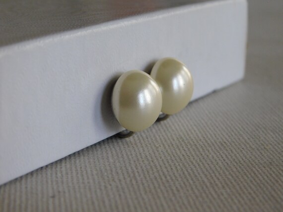 Round White Faux Pearl Sarah Coventry Clip On Ear… - image 3