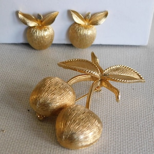 Vintage Sarah Coventry Set Gold Cherry Brooch Gold Cherries Earrings Clip on Signed