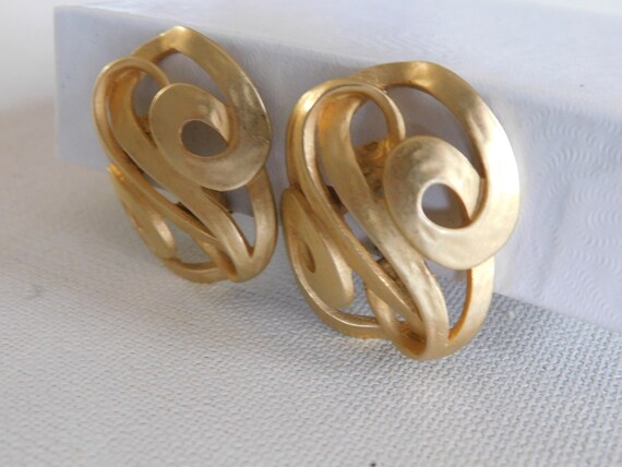 Extra Large Matte Gold Open Work Swirl Ribbon Tal… - image 4