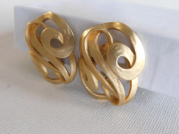 Extra Large Matte Gold Open Work Swirl Ribbon Tal… - image 3