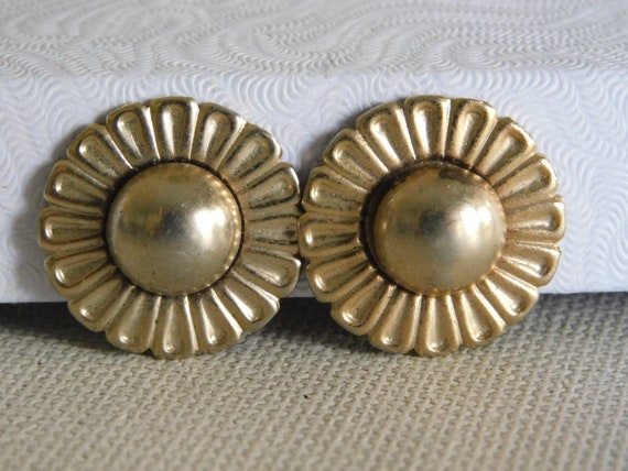 Small Gold Round Flower Earrings Clip On - image 4