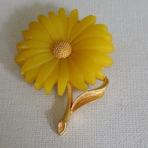 Gold Metal Plastic Sunflower Daisy Yellow Floral Brooch Pin