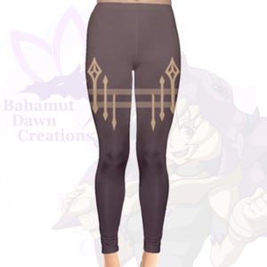 Pode incluir: Leggins roxos com um padr&atilde;o geom&eacute;trico de linhas e pontos dourados. O padr&atilde;o est&aacute; em ambas as pernas e se estende da coxa at&eacute; o tornozelo.