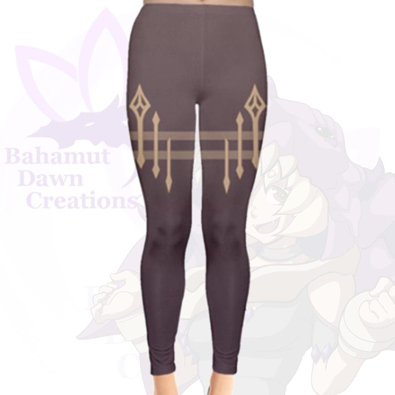 Pode incluir: Leggins roxos com um padr&atilde;o geom&eacute;trico de linhas e pontos dourados. O padr&atilde;o est&aacute; em ambas as pernas e se estende da coxa at&eacute; o tornozelo.