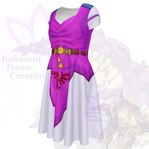 Peut inclure: Une robe arrivant aux genoux avec un corsage magenta vif, une encolure froncée et des manches courtes. Une ceinture marron à boucle dorée marque la taille. La jupe est blanche avec un empiècement magenta orné d'un emblème d'oiseau rouge.