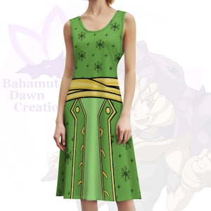 Può includere: Abito verde senza maniche con cintura gialla e finiture dorate. L'abito presenta un motivo a fiocchi di neve e il testo "Bahamut Dawn Creations". L'abito ha una gonna svasata.