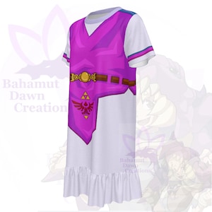 Peut inclure: Une robe blanche à manches courtes avec une tunique violette superposée, une ceinture marron, une boucle dorée circulaire et un emblème rouge avec un symbole triforce jaune. La robe présente un ourlet à volants et des bordures de manches bleu et rose.