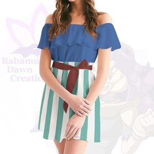 Könnte beinhalten: Ein blaues schulterfreies Oberteil mit Rüschenkragen, kombiniert mit einem gestreiften Rock in Weiß und Türkis. Ein weinroter Gürtel betont die Taille. Das Outfit ist ein lässiger, sommerlicher Stil.