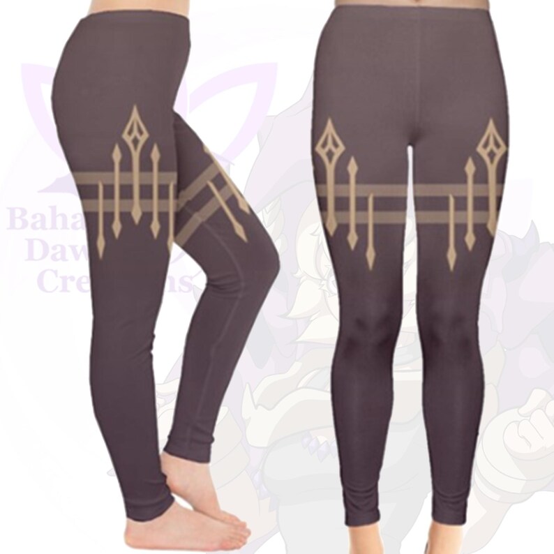 Pode incluir: Um par de leggings marrons com um padr&atilde;o bege de lan&ccedil;as e linhas estilizadas. As leggings s&atilde;o mostradas em uma modelo.