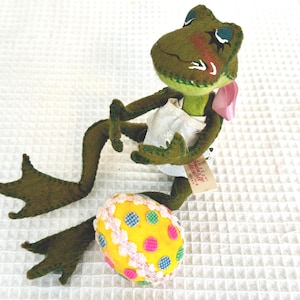 Vintage Annalee 1971 Frog, Felt Easter Egg, Soft Sculpture Doll, Original Tag, Spring Hostess Gift, Annalee Collector, Girl Frog, Mobilitee