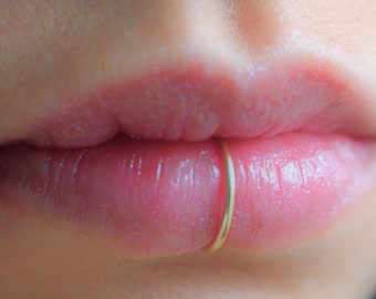 Faux Labret Piercing, schlichte Lippen Manschette, Gold gefüllt Lippenring, schlichter Lippenring, faux Lippen Piercing, Fake Piercing, kein Piercing Schmuck