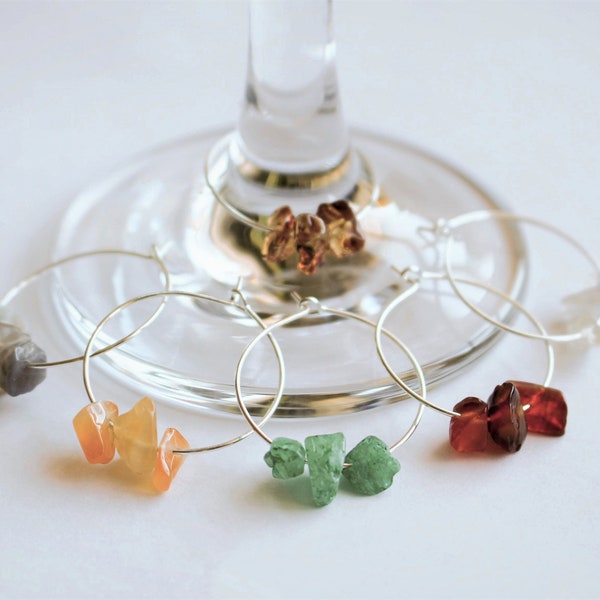 Charmes du vin, ensemble de marqueurs de 6 + verre de vin, de la pierre charmes, bon pour des faveurs du parti, cadeau d’hôtesse, événements spéciaux et fêtes pour les amateurs de vin