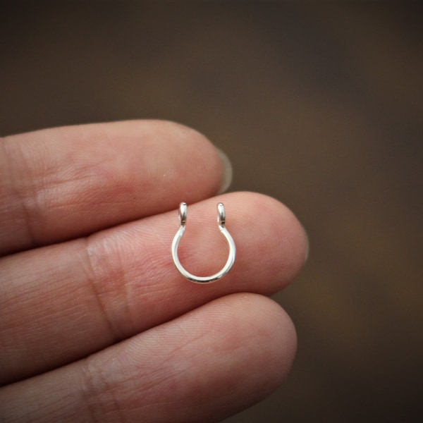Minimalist septum ring, fake septum, silver nose ring, no piercing septum, fake nose ring, faux nose piercing, septum horseshoe, simple hoop