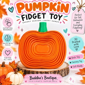 Puede incluir: Un juguete fidget con forma de calabaza naranja y tallo verde, con anillos concéntricos. El texto dice PUMPKIN FIDGET TOY, SPOOKY SEASON, HAPPY HANDS y Buddha's Boutique. Incluye además SATISFYING MOVEMENT, HELPS WITH FOCUS, FUN FOR ALL AGES, 3D Printed with Love, Desk Toy, Sensory Toy y Gift Ready.