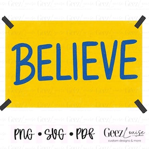 Könnte beinhalten: Ein rechteckiges gelbes Schild mit dem Wort BELIEVE in blauen Großbuchstaben. Das Schild ist an jeder Ecke mit kleinen schwarzen Klebestreifen befestigt. Unter dem Schild steht der Text PNG, SVG, PDF und GeezLouise custom designs & more.
