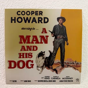 Może przedstawiać: Plakat do filmu "A Man and His Dog" z Cooperem Howardem. Plakat ma żółto-pomarańczowe tło z kowbojem trzymającym broń, psem i tytułem filmu dużymi czerwonymi literami.