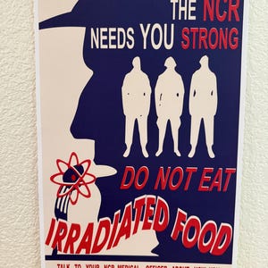 Könnte beinhalten: Ein Retro-Poster in Blau, Rot und Weiß mit dem Text "THE NCR NEEDS YOU STRONG" und "DO NOT EAT IRRADIATED FOOD". Es zeigt Silhouetten von Figuren und ein Atomsymbol und wirbt für eine Gesundheitsbotschaft.