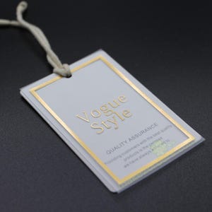 Aangepaste dubbele swingtags, aangepaste kledingtag, hangtag op maat, doorzichtige pvc-tags, dikke hangtag, pvc-tag met folie, gratis ontwerp, gratis verzending.