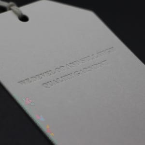 Geprägte Swing-Tags, geprägtes Hang-Tag, Präge-Hang-Tags, Hang-Tag-Druck, hochwertiges Tag, maßgeschneiderte Schmuckanhänger, kostenloser Versand.