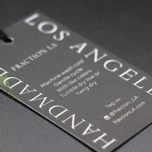 Etichette sospese riciclate, etichette sospese per indumenti, cartellini sospesi per indumenti, etichette in cartoncino, stampa colorata, etichette sospese personalizzate, spedizione postale gratuita.